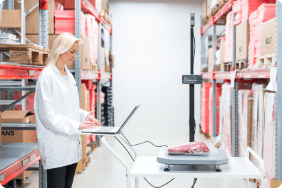 Parcelcube Vision with Mobile Cart and Power Box measuring and weighing parcels in a warehouse environment to enable real-time inventory and logistics optimization.