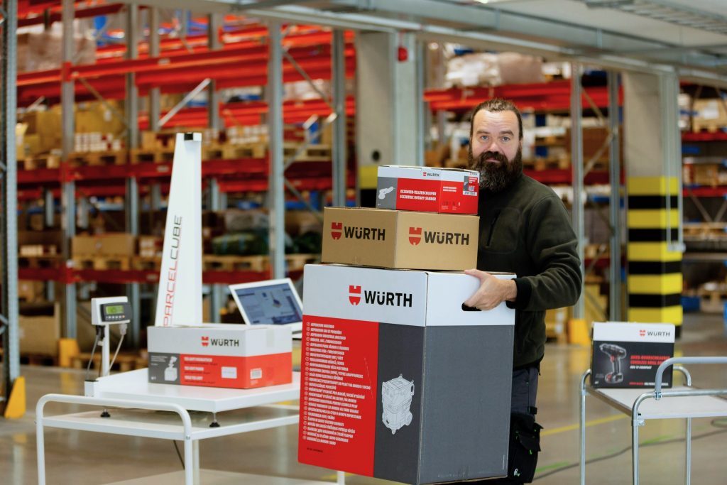 Parcelcube 900 in use at Würth warehouse, measuring packages, shelves of inventory in the background