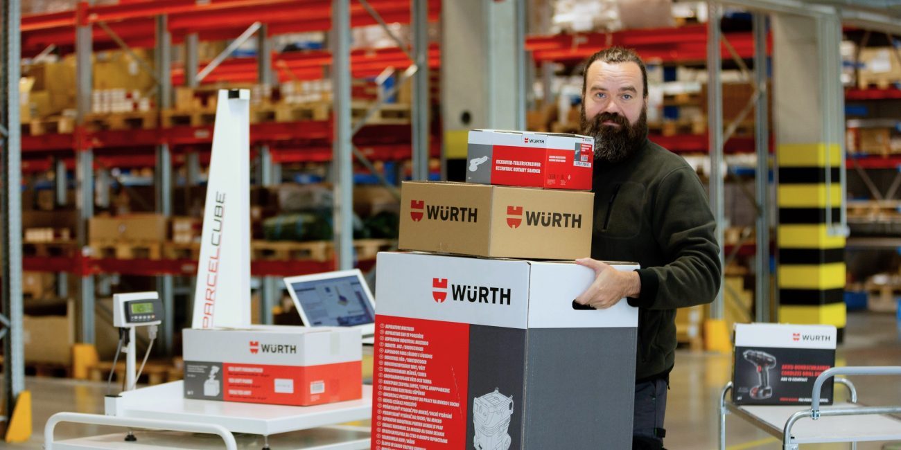 Parcelcube 900 in use at Würth warehouse, measuring packages, shelves of inventory in the background