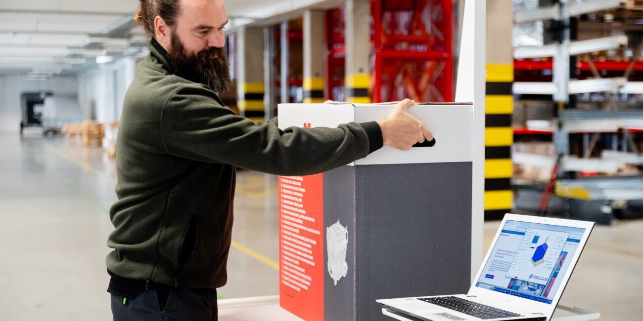 Parcelcube 900 in use at Würth warehouse, measuring packages, shelves of inventory in the background