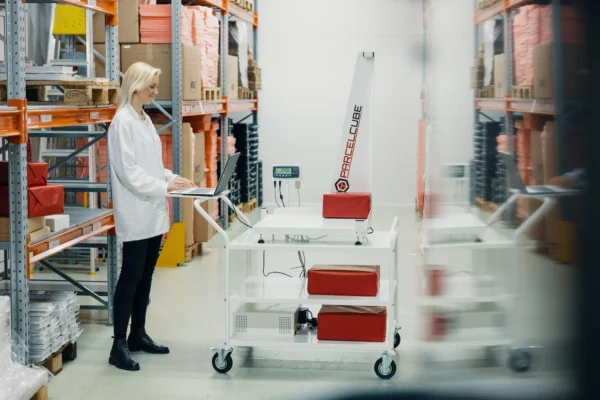 Parcelcube 900 ultrasonic dimensioning system on Mobile Cart with Power-Box, used in warehouse environment.