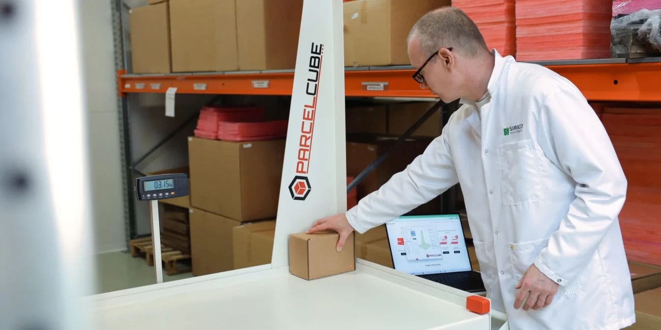 Varasto-operaattori käyttää automaattista Parcelcube DWS-mittaus- ja punnitusjärjestelmää paketin mittojen ja painon selvittämiseen. Järjestelmä auttaa optimoimaan rahtikulut ja vähentämään manuaalisia virheitä varastoympäristössä.