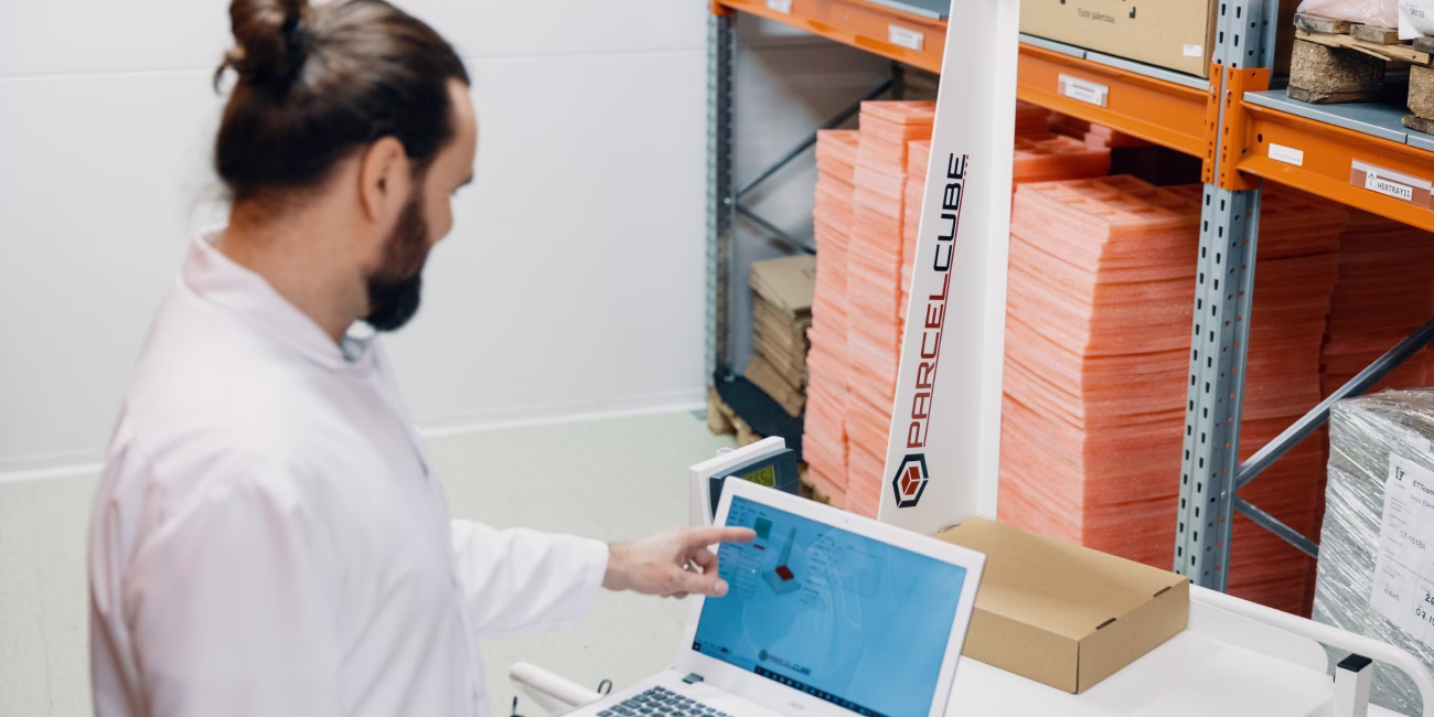Person using Parcelcube product and software