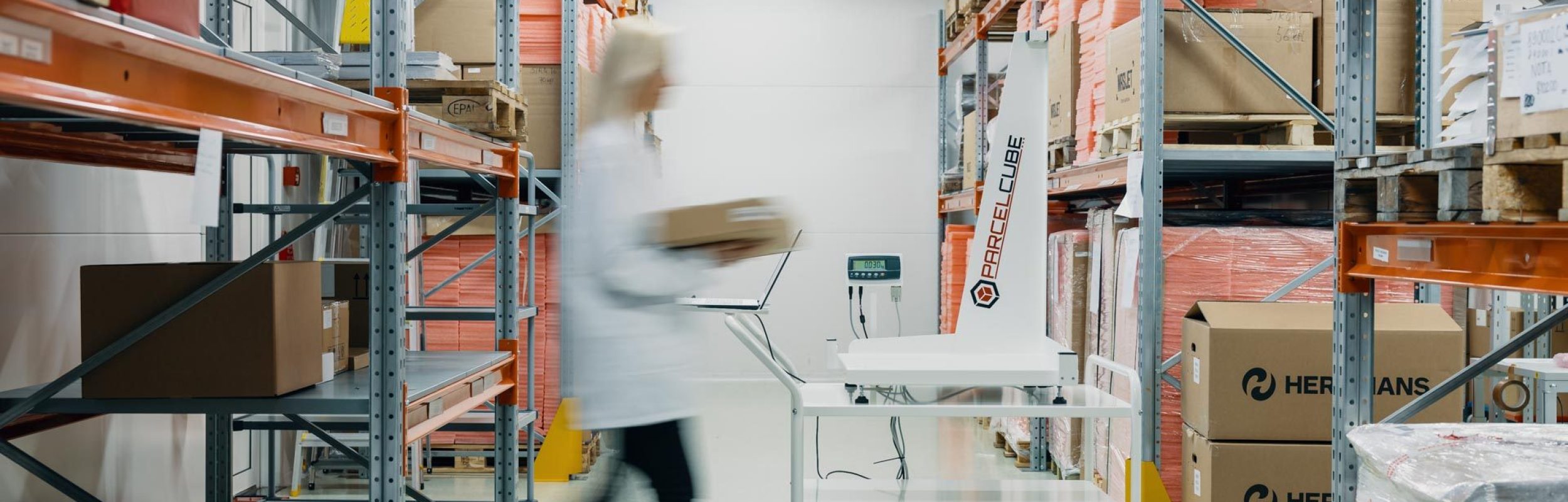 Parcelcube 900 collecting accurate master data by measuring and weighing items in a warehouse