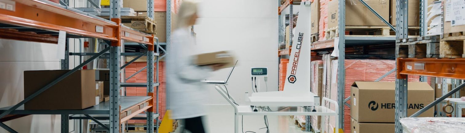 Parcelcube Mobile Cart ja 900 – mittausratkaisut varastonhallintaan ja logistiikkaan Parcelcube Mobile Cart ja Parcelcube 900 mittausjärjestelmä varastonhallintajärjestelmään – siirrettävä ratkaisu logistiikkaan ja reaaliaikaiseen punnitukseen.