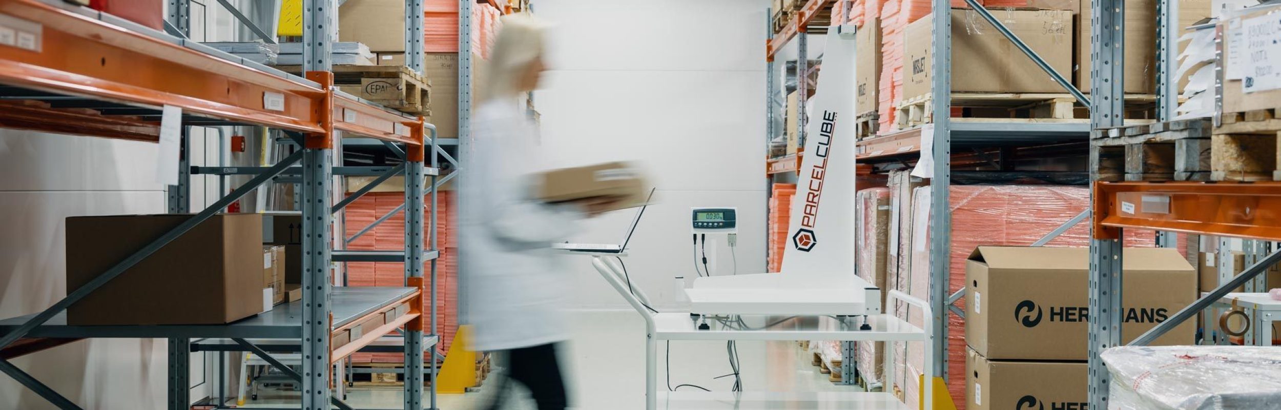 Parcelcube Mobile Cart ja Parcelcube 900 mittausjärjestelmä varastonhallintajärjestelmään – siirrettävä ratkaisu logistiikkaan ja reaaliaikaiseen punnitukseen.