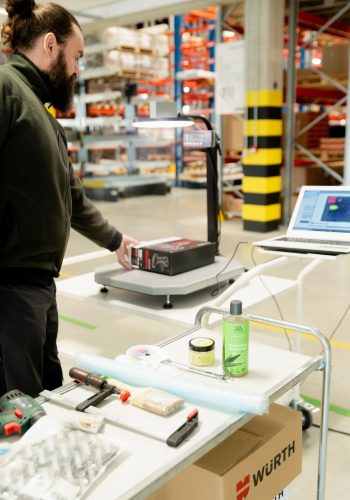 Parcelcube 900 in use at Würth warehouse, measuring irregular shaped items, shelves of inventory in the background