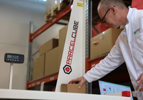 Parcelcube – älykäs teollisuusvaaka, varastovaaka ja pakettivaaka – Parcelcube Mobile Cart liikuteltavalla mittausalustalla, mittaamassa ja punnitsemassa, aina tehokkaasti ja millintarkasti.